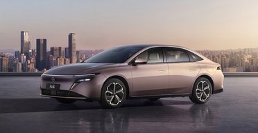 Расход — 4,4 л на 100 км: дешевый семейный седан Nissan показали на официальных фото