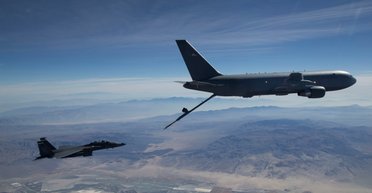 США строят 180 гигантских самолетов-заправщиков: куда летающие крепости полетят через океан