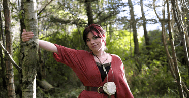 Втрачений зв'язок: жінка заробляє на життя спілкуванням із деревами (фото)