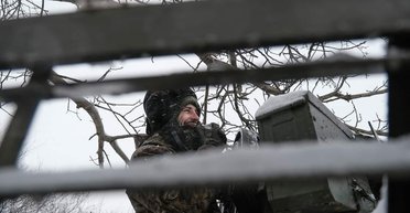 В два раза: Зеленский на встрече с фракцией "Слуг" поручил повысить зарплаты военным, — нардеп