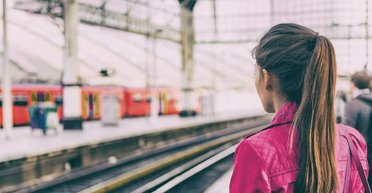 Жінка відсудила сотні тисяч доларів у залізниці, бо чоловіки робили відрижки в її присутності