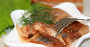 Як в домашніх умовах приготувати оселедець маринований у кетчупі