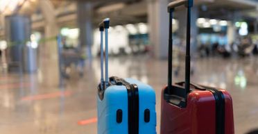 Чоловік не міг повірити своїм очам, коли відкрив чиюсь загублену валізу (фото)