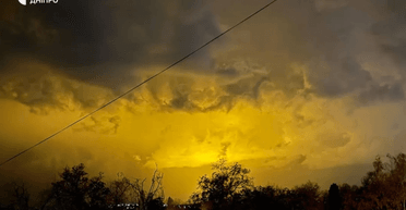 Небо над Дніпром "пожовтіло": місцеві пояснили, що сталося (фото)