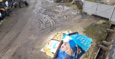 Накрыли "лицом" кучу мусора: в РФ курьезно почтили память погибшего оккупанта (фото)