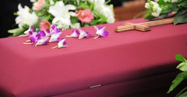 Ритуальні бюро пропонують похорон у рожевій труні після успіху фільму "Барбі"