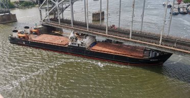 В России сухогруз врезался в железнодорожный мост (видео)