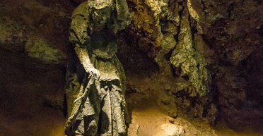 Британська Баба Ванга: жінка з похмурої печери зробила три важливі передбачення (фото)