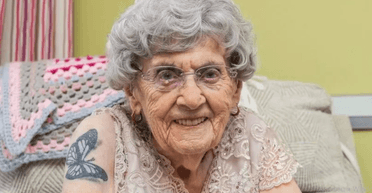 Самая старшая в Англии: прабабушка хочет сделать тату на свое 100-летие, но боится реакции дочери