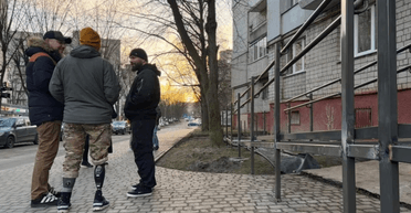 Скандал во Львове из-за пандуса: жители дома поругались с ветераном без ног (видео)