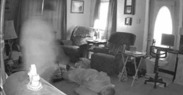 Стоїть над дитиною: "привид" потрапив на приховану камеру після похорону в будинку (фото)
