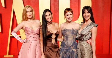 Деми Мур в потрясающем образе вышла с тремя дочками на красную дорожку