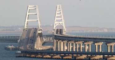 "Пробивают проход": Крымский мост атакуют морские дроны, – роспаблики