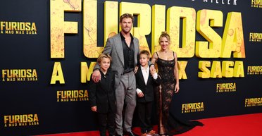 Рідкісний вихід: Кріс Гемсворт з дружиною та синами на червоній доріжці (фото)