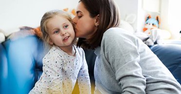 У украинцев за рубежом массово изымают детей: стали известны причины