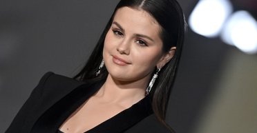 Селена Гомес в корсете и мини-юбке была замечена в Париже (фото)