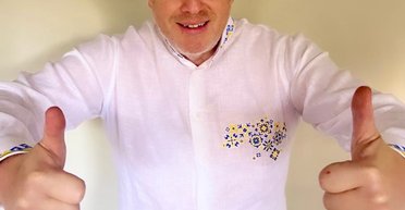 Борис Джонсон примерил вышиванку от украинского бренда с картой на сердце (фото, видео)