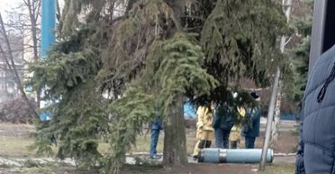 Очередное схождение боеприпаса РФ: на жилой квартал в Торезе упала российская авиабомба (фото)