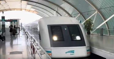 Путешествовала на скорости 431 км/ч: туристка испытала самый быстрый поезд в мире (видео)