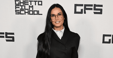 Демі Мур у стильному діловому костюмі вийшла у світ (фото)