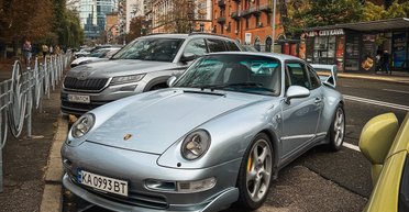 В Киеве заметили коллекционный Porsche 90-х с ярким тюнингом (фото)