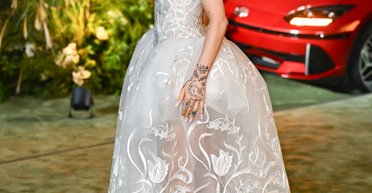 Аріана Ґранде вийшла на зелену доріжку в шикарній сукні від Вів'єн Вествуд (фото)