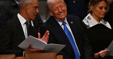 Чтец по губам выяснил, что Обама и Трамп бурно обсуждали на похоронах Джимми Картера