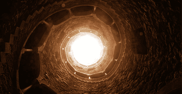 Миф разрушен: почему на самом деле средневековая лестница закручена по часовой стрелке