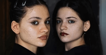 "Стали жертвою банди": дівчина знайшла свою сестру-близнючку завдяки відео в соцмережі (фото)