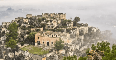 Покинуте місто стало притулком для туристів, яких зачаровують зруйновані будівлі