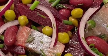 Смачніше, ніж шуба: рецепт салату з оселедцем і буряком (відео)