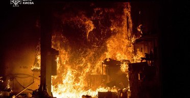 РФ ударила по жилому дому в Одессе: в городе масштабный пожар