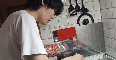 "Лежу в ліжку до 15:00": безробітний чоловік живе на повному утриманні в дружини