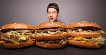 Блогер, який їсть по 3 великі бургери на день, схуд на 2 кг за кілька днів (відео)