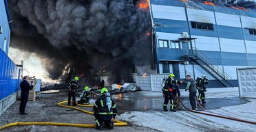 На складах під Києвом виникла масштабна пожежа: що відомо (фото)