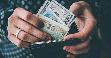 Ажиотажный спрос: курс на "черном" рынке превысил 35 UAH/USD