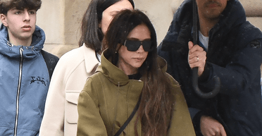 Вікторія Бекхем прибула до Парижа з милицями (фото)