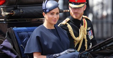 Чарльз III не зможе позбавити принца Гаррі та Меган Маркл їхніх титулів, — королівський біограф