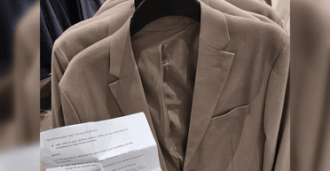 Костюм зберігав таємницю: чоловік знайшов у кишені піджака сюрприз із весілля (фото)