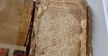 Неожиданная находка ВСУ: в уничтоженном доме бойцы нашли Библию, которой более ста лет