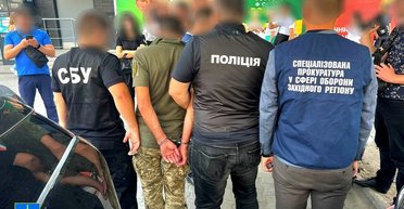 За $4500 робив довідки ухилянтам: у Хмельницькому спіймали "на гарячому" працівника ТЦК (фото)