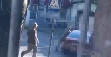 Прокатил на капоте: в Одессе водитель пытался сбить работников ТЦК, после чего скрылся (видео)