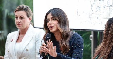 Пріянка Чопра в чорній мінісукні з бахромою відвідала захід у Нью-Йорку (фото)