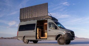 Mercedes Sprinter превратили в креативный автодом в психоделическом стиле (видео)