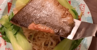 Шеф-кухар готує страви, використовуючи побутову техніку в готелі (відео)