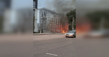 Ракетний обстріл Дніпра: РФ вдарила по багатоповерхівці та будівлі СБУ, є постраждалі (відео)