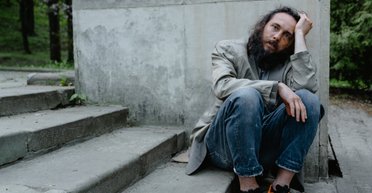 "Рука допомоги" за 100 тисяч: навіщо в Мінсоці задумали кредитувати малозабезпечених