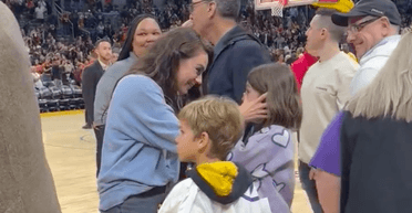 Міла Куніс та Ештон Кутчер вивели у світ своїх дітей (фото)