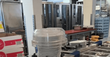 Женщина показала, что дают на обед в лагере для беженцев в Бельгии (фото)