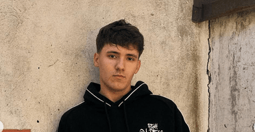 20-летний украинский певец показался на костылях: он перенес операцию (фото)